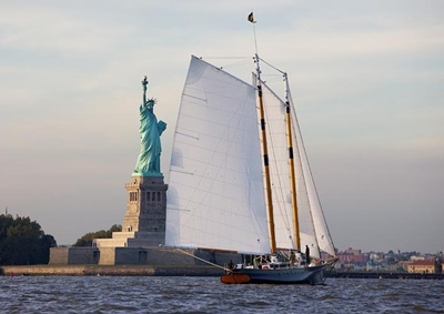 NY Charter yacht America-Statue