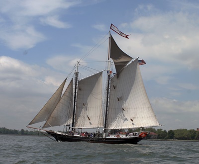 NY saioing ship Pioneer port
