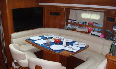 Yacht 10 dining